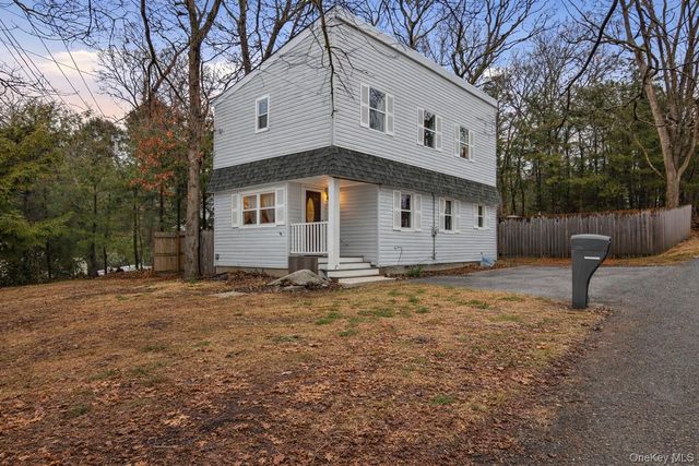 2 Lakeland Place, Farmingville, NY 11738