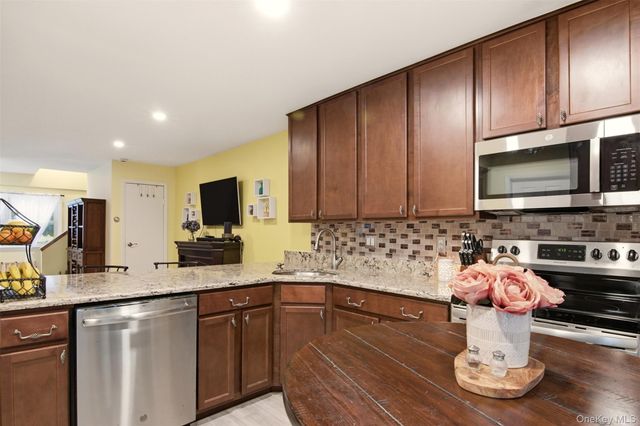 2 Lakeland Place, Farmingville, NY 11738