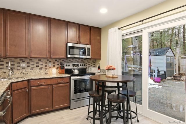 2 Lakeland Place, Farmingville, NY 11738