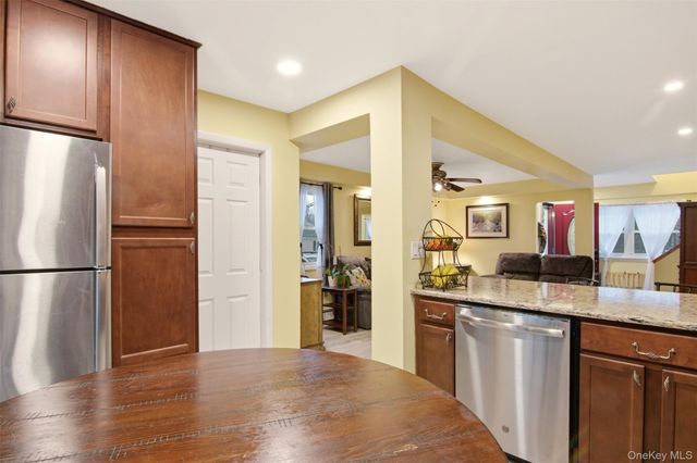 2 Lakeland Place, Farmingville, NY 11738