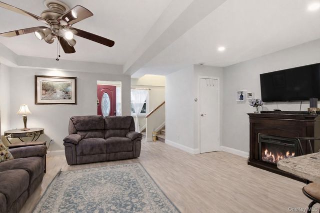 2 Lakeland Place, Farmingville, NY 11738