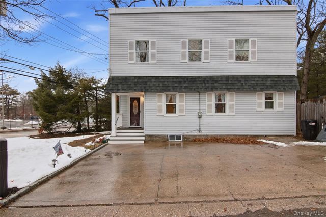 2 Lakeland Place, Farmingville, NY 11738