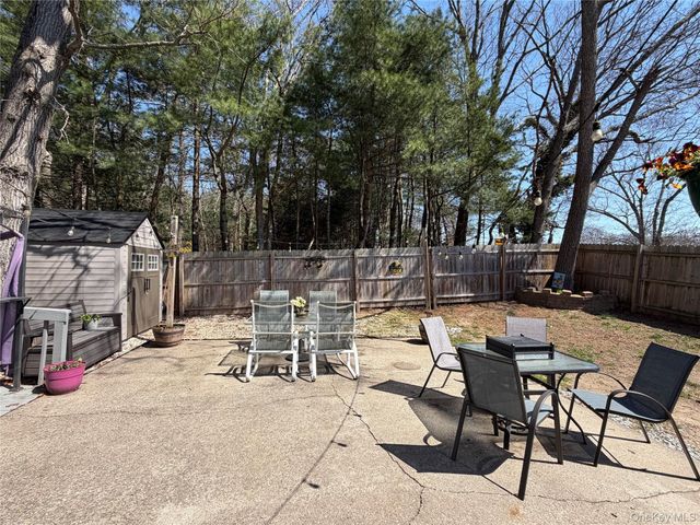 2 Lakeland Place, Farmingville, NY 11738