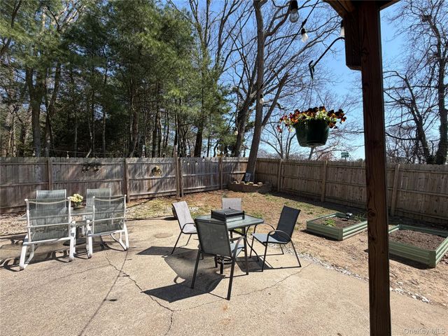 2 Lakeland Place, Farmingville, NY 11738