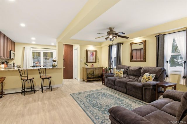 2 Lakeland Place, Farmingville, NY 11738