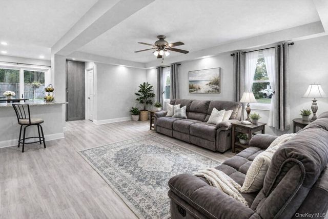 2 Lakeland Place, Farmingville, NY 11738