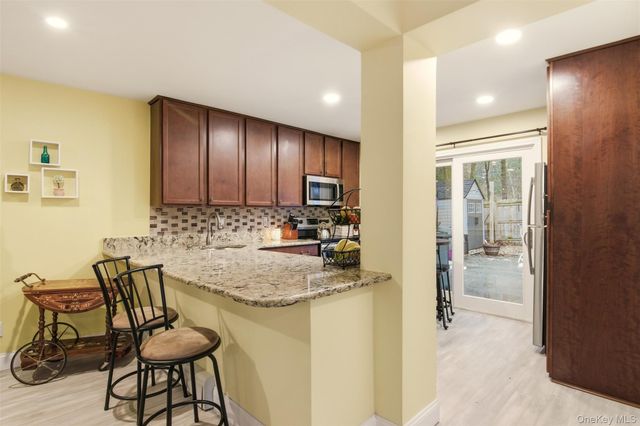 2 Lakeland Place, Farmingville, NY 11738