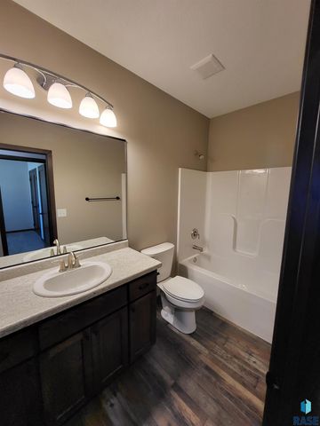 5304 S Bahnson Ave, Sioux Falls, SD 57108