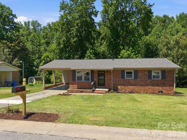 413 E Mclelland Avenue, Mooresville, NC 28115