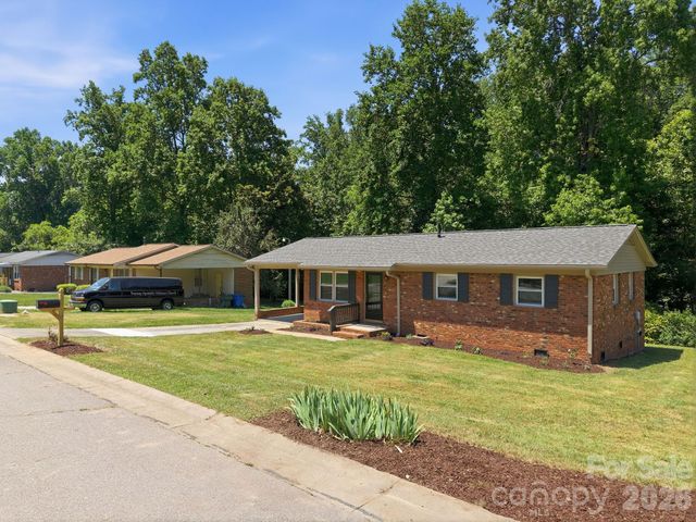 413 E Mclelland Avenue, Mooresville, NC 28115