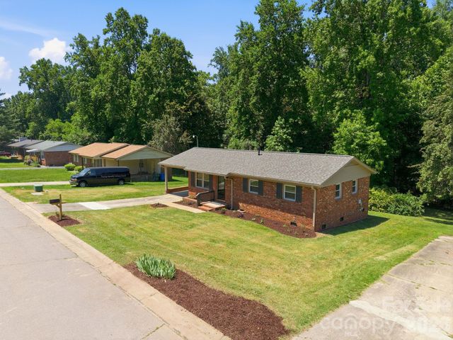 413 E Mclelland Avenue, Mooresville, NC 28115