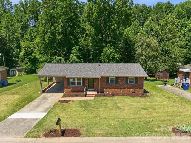 413 E Mclelland Avenue, Mooresville, NC 28115
