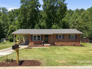 413 E Mclelland Avenue, Mooresville, NC 28115