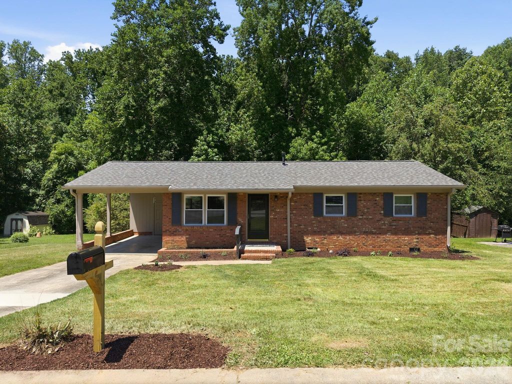 413 E Mclelland Avenue, Mooresville, NC 28115