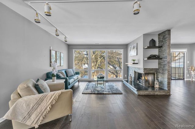 7258 Creeks Bend Court, West Bloomfield, MI 48322