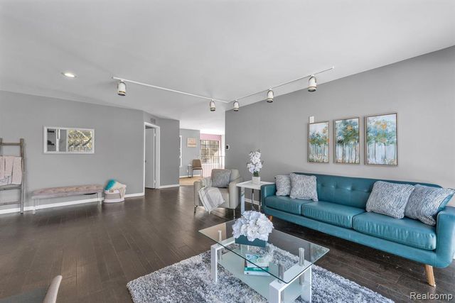 7258 Creeks Bend Court, West Bloomfield, MI 48322