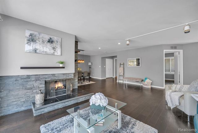 7258 Creeks Bend Court, West Bloomfield, MI 48322