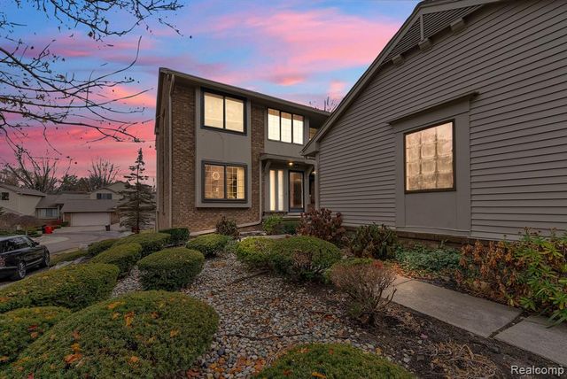 7258 Creeks Bend Court, West Bloomfield, MI 48322