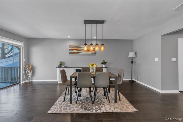 7258 Creeks Bend Court, West Bloomfield, MI 48322