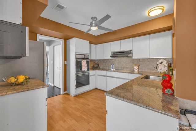 7258 Creeks Bend Court, West Bloomfield, MI 48322