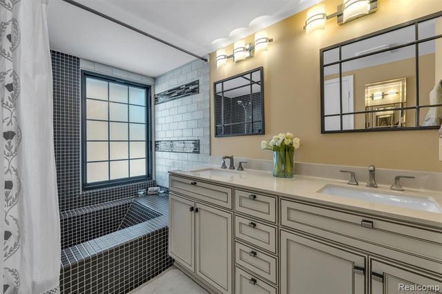 7258 Creeks Bend Court, West Bloomfield, MI 48322