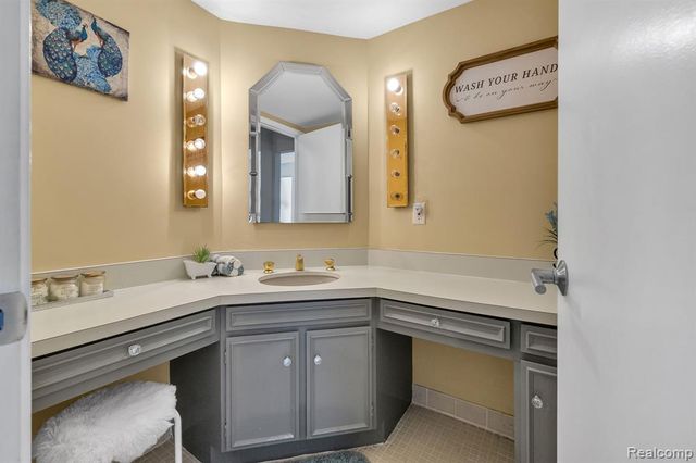 7258 Creeks Bend Court, West Bloomfield, MI 48322