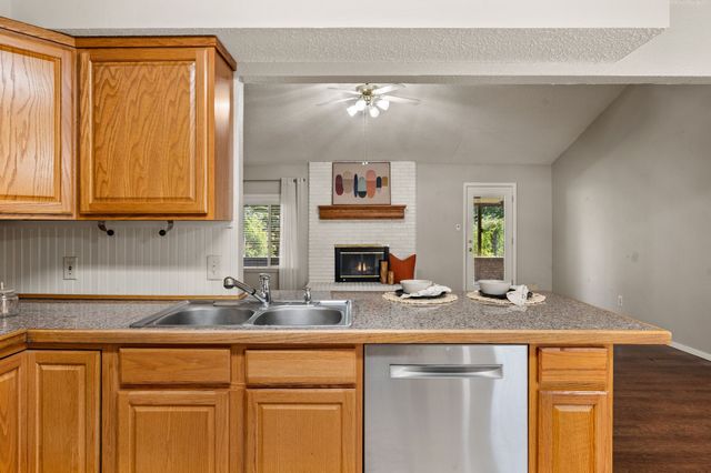 1002 Shady Brook Drive, Grapevine, TX 76051