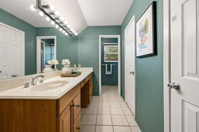 1002 Shady Brook Drive, Grapevine, TX 76051