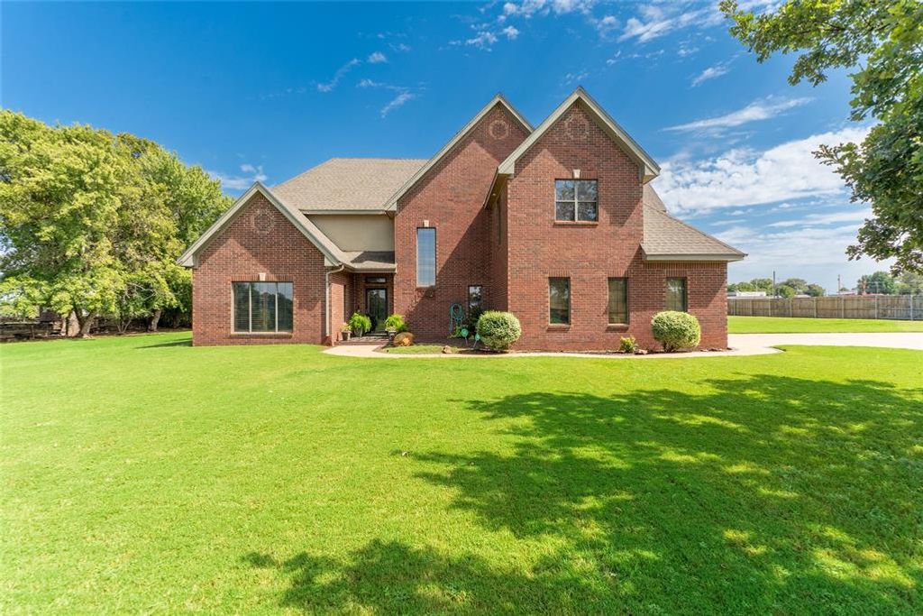 107 Stratton Lane, Clinton, OK 73601