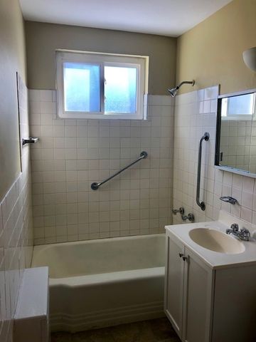 6122 N Seeley Avenue 2E, Chicago, IL 60659
