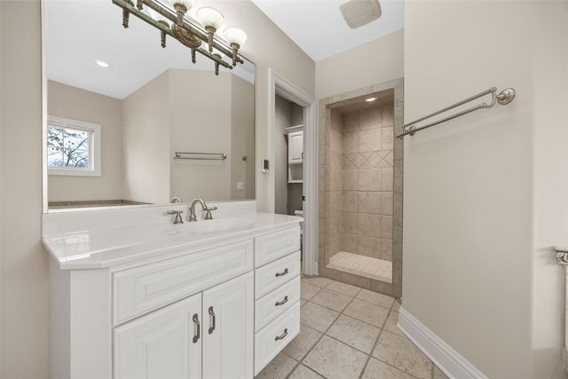 5012 Autumn DR NE, Cedar Rapids, IA 52411