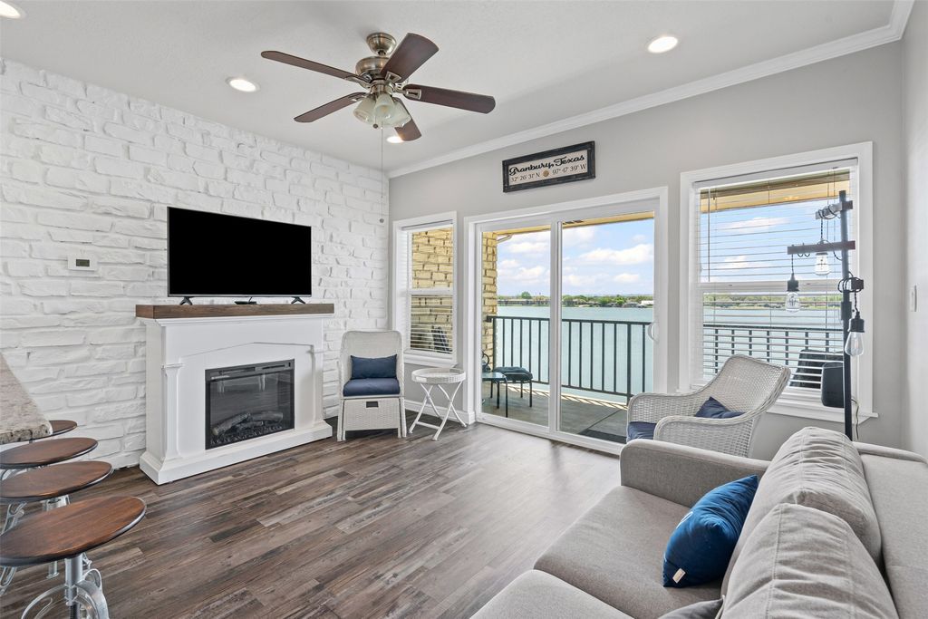 401 E Pearl Street 2306, Granbury, TX 76048