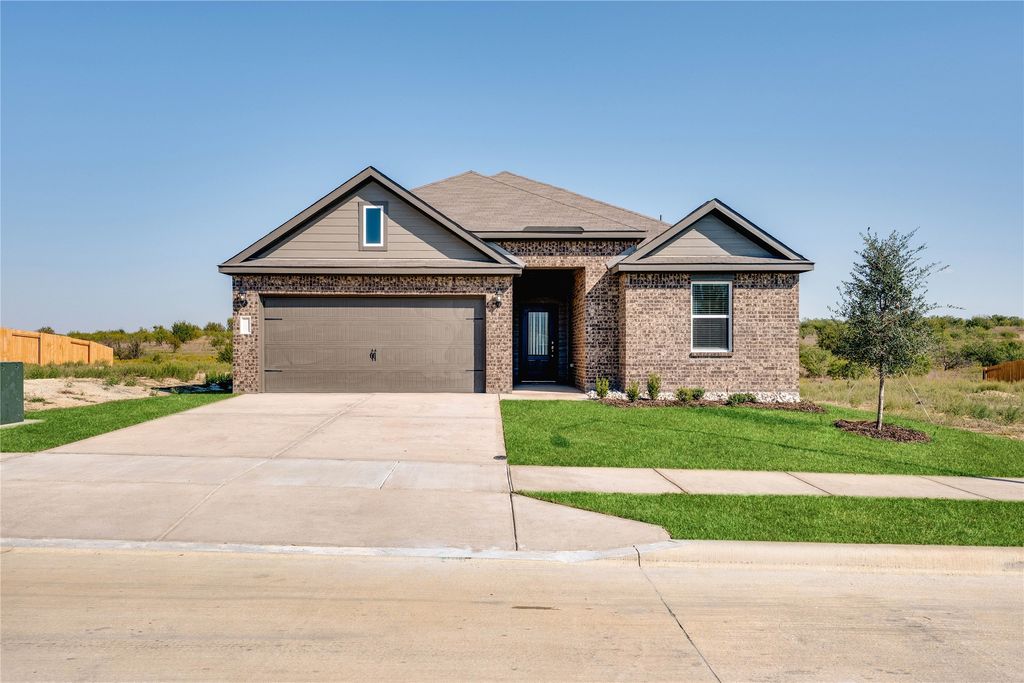 945 Cawthorne Trail, Fort Worth, TX 76108
