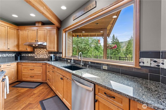 5786 N Lake Cushman Road, Hoodsport, WA 98548