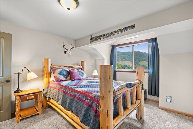 5786 N Lake Cushman Road, Hoodsport, WA 98548