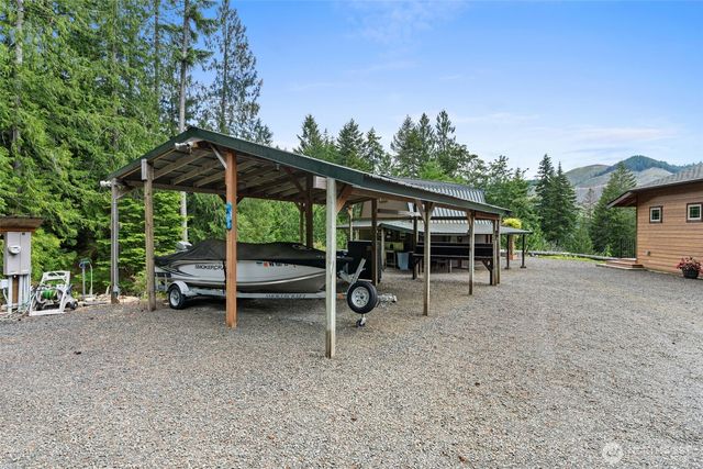 5786 N Lake Cushman Road, Hoodsport, WA 98548