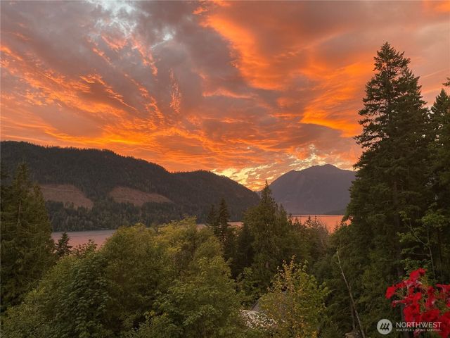 5786 N Lake Cushman Road, Hoodsport, WA 98548