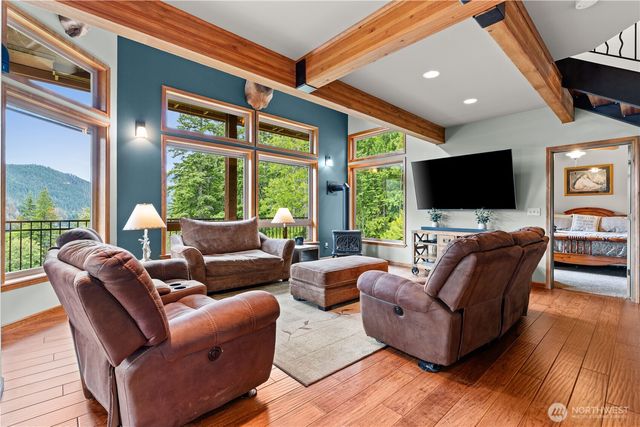 5786 N Lake Cushman Road, Hoodsport, WA 98548