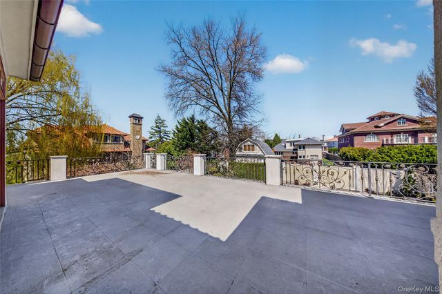 17 North Drive, Malba, NY 11357