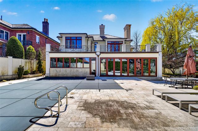 17 North Drive, Malba, NY 11357
