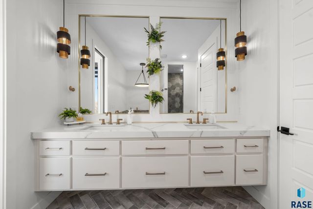 7317 E Gray Eagle Cir Circle, Sioux Falls, SD 57110