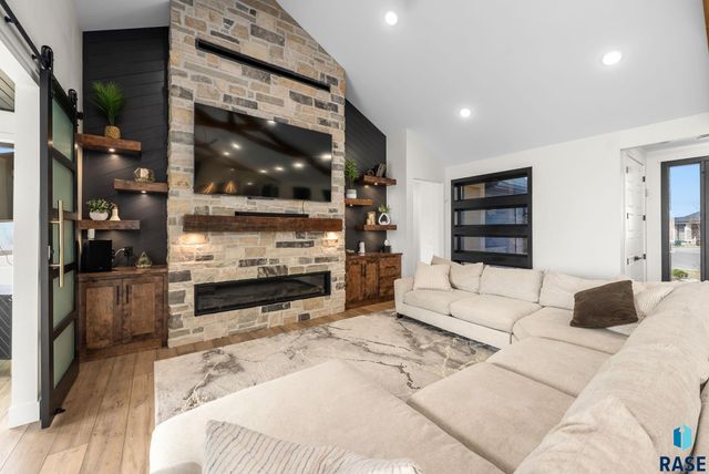 7317 E Gray Eagle Cir Circle, Sioux Falls, SD 57110