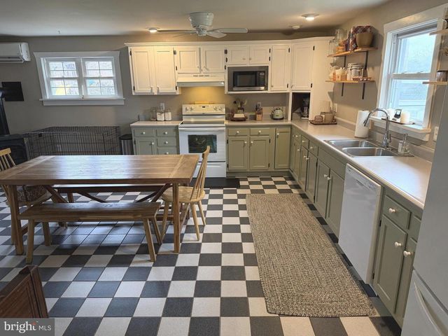 7126 LOOP RD, Huntingdon, PA 16652