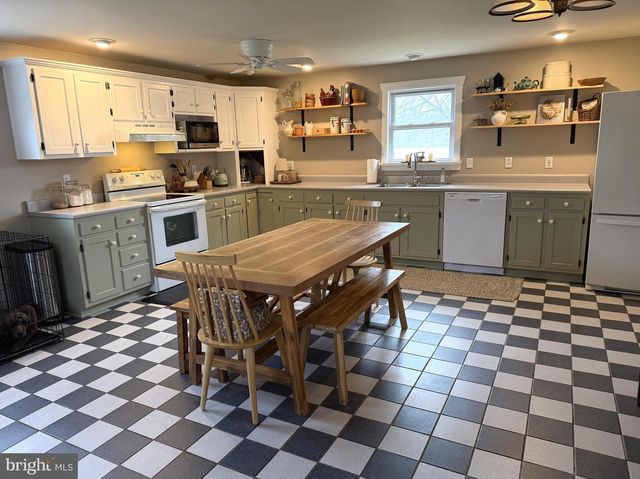 7126 LOOP RD, Huntingdon, PA 16652