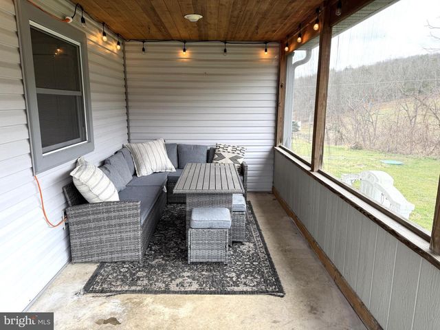 7126 LOOP RD, Huntingdon, PA 16652