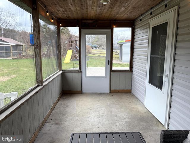 7126 LOOP RD, Huntingdon, PA 16652