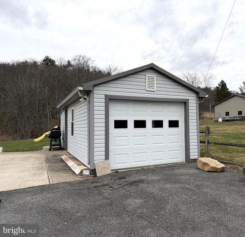 7126 LOOP RD, Huntingdon, PA 16652