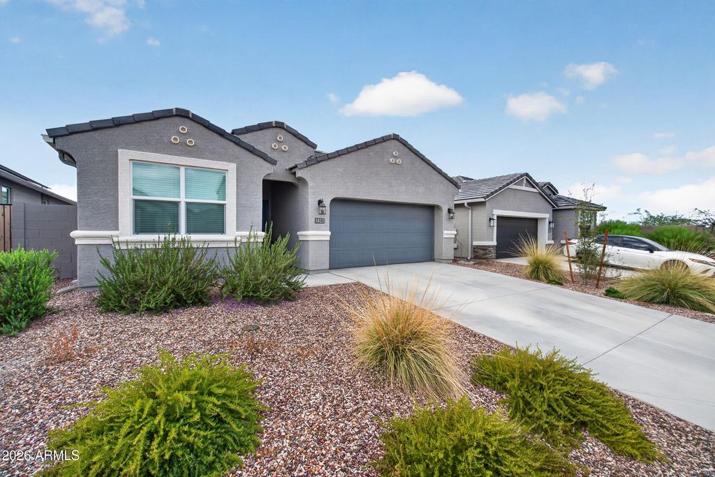 1823 W SOMBRA Avenue, Apache Junction, AZ 85120