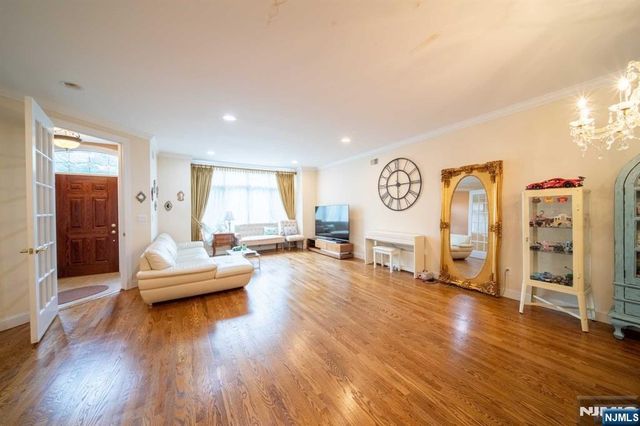 32 Candlewood Drive, Old Tappan, NJ 07675