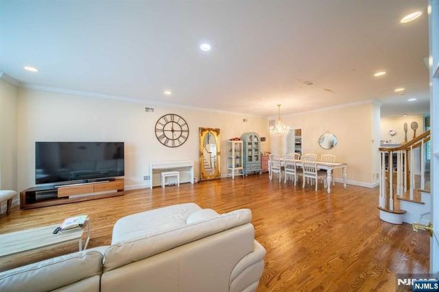32 Candlewood Drive, Old Tappan, NJ 07675
